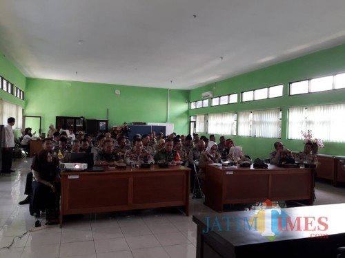Suasana kegiatan sosialisasi Dinsos Kota Malang dengan pihak kepolisian. (Hendra Saputra)