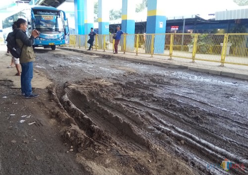 Kondisi jalan di Shelter bus Jusuran Surabaya Terminal Arjosari yang rusak parah (Anggara Sudiongko/MalangTIMES)