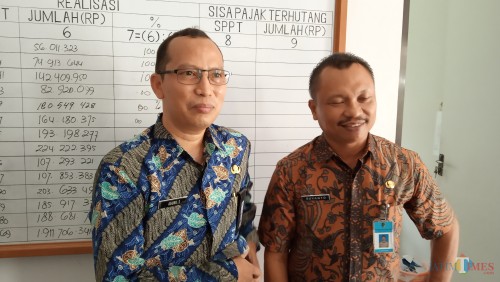 Kabid Pertambangan Dinas ESDM Jatim, Agung Subagyo (ber-kacamata) didampingi Camat Ngantru, Suyanto (foto: Joko Pramono/JatimTIMES)