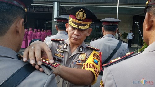 Kapolres Tulungagung, AKBP Tofik Sukendar saat memasang pangkat ke salah satu Kapolsek (foto: Joko Pramono/JatimTIMES)