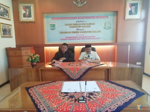 Kepala Bapenda Kabupaten Malang Purnadi (kanan) bersama kepala Kejari Kabupaten Malang dalam MoU penanganan kasus hukum perdata dan tata usaha negara. (Nana)