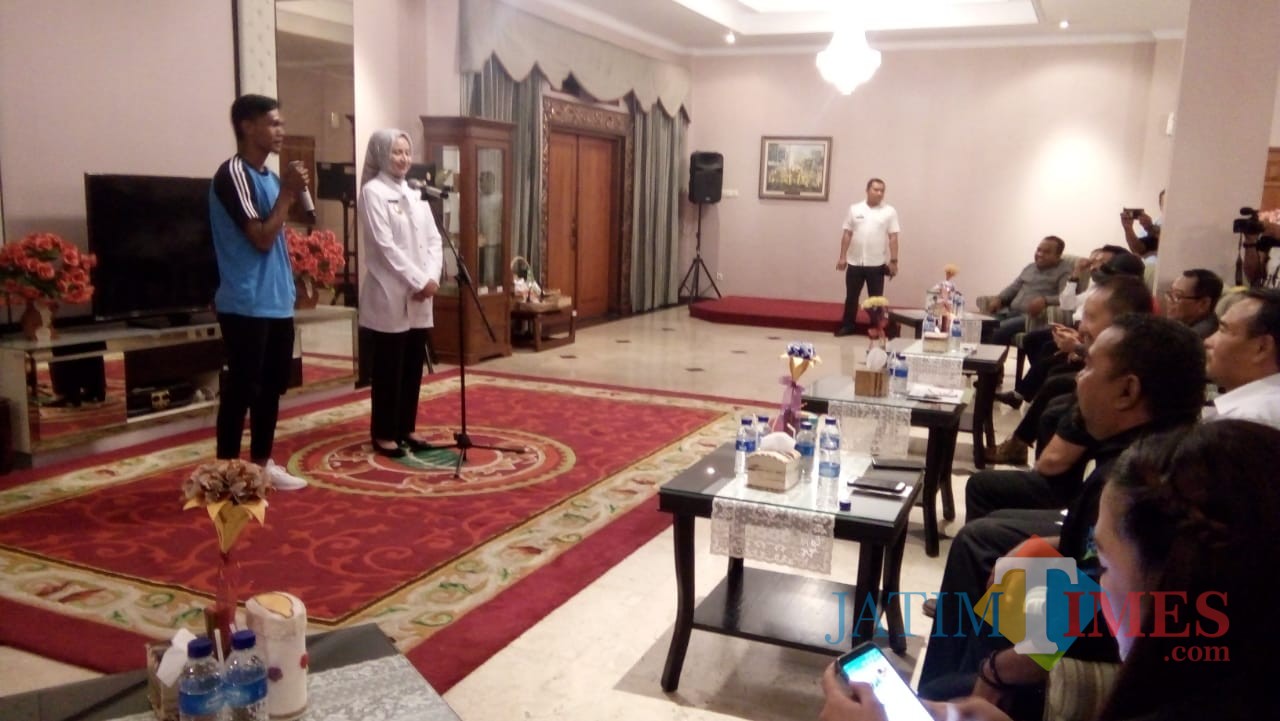 Bupati Jember dr. Hj. Faida MMR saat menanyakan target yang akan di raih kepada Mohammad Idris selaku Kapten Kesebelasan (foto : Moh. Ali Makrus / Jatim TIMES)