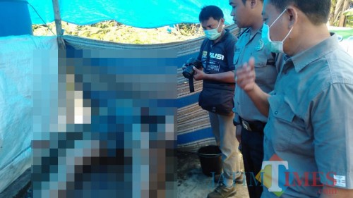 Polisi memeriksa jasad Jiono yang tewas setelah hanyut di sungai (Foto : Aunur Rofiq/BlitarTIMES)