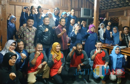 Kepala Dinas Tanaman Pangan, Hortikultura, dan Perkebunan, Dr. Ir. Budiar, MSi (jaket kulit hitam) ketika berfoto bersama peserta pelatihan (Hendra Saputra)