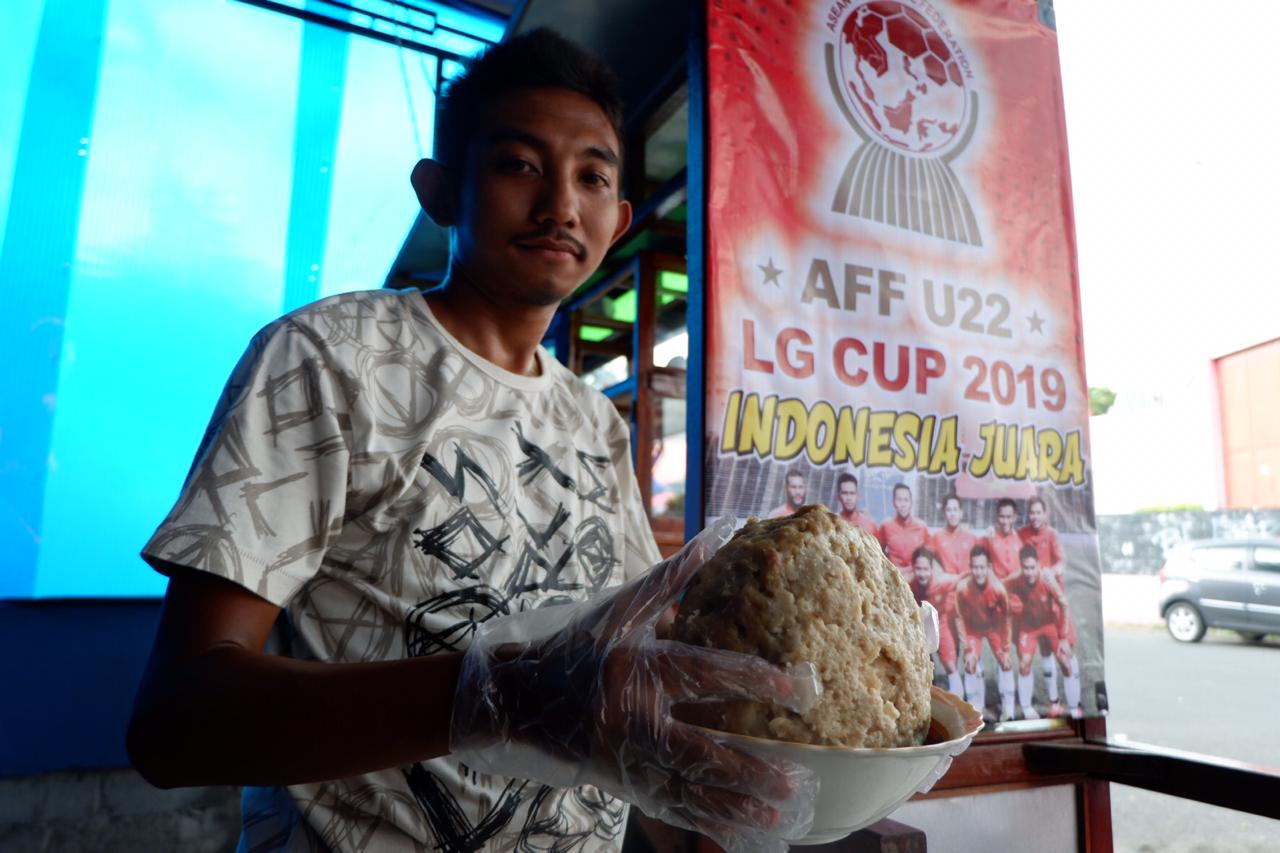 Dika menunjukkan Bakso Timnas buatannya