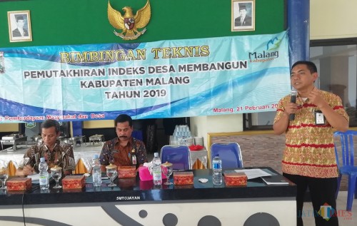 Kanan : Kepala Bappeda Kabupaten Malang Tomie Herawanto dalam suatu acara sosialisasi (Nana)