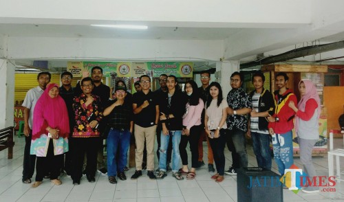 Foto bersama usai diskusi di Terminal Kuliner Dinoyo, Pasar Raya Dinoyo. (Foto: Imarotul Izzah/MalangTIMES)