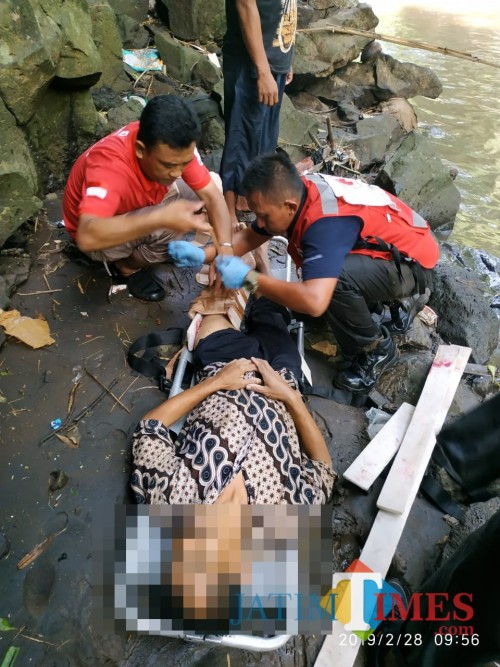 Mail korban yang terperosok ke dasar tebing sungai Metro saat dievakuasi petugas gabungan, Kecamatan Pakisaji (Foto : PMI Kabupaten Malang for MalangTIMES)