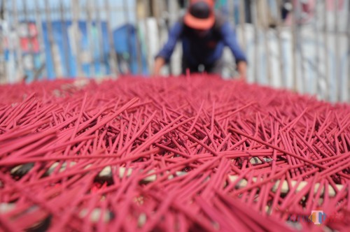 proses penjemuran dupa sebelum di kemas (foto - foto Luqmanul Hakim)