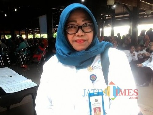 Kepala Dispendukcapil Kabupaten Malang Sri Meicharini menjelaskan kronologi terkait protes warga (Nana)