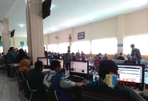 Suasana pelayanan di Dispendukcapil Kabupaten Malang. (Nana)