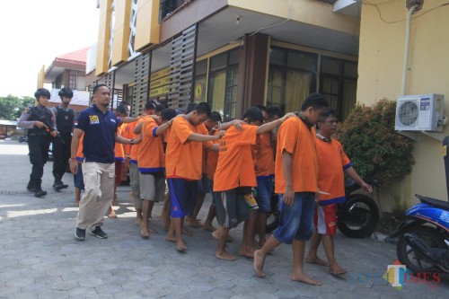 Ke16 terseangka saat dirilis kasunya (Agus Salam/Jatim TIMES)