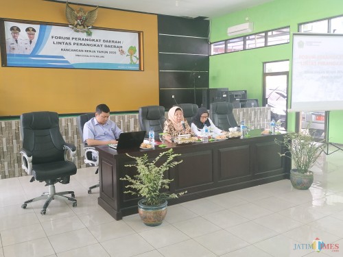 Plt Kadinsos Kota Malang, Penny Indriyani (paling kanan) bersama perwakilan DPRD Kota Malang dan akademisi dari Universitas Brawijaya (Hendra Saputra)