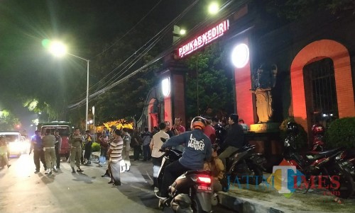 Para pengunjuk rasa melakukan aksi demo di Kantor Pemkab Kediri. (eko Arif s /JatimTimes)