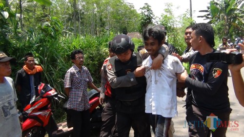 USN berhasil tangkap setelah sebelumnya bersembunyi di plafon rumahnya (Foto : Moch. R. Abdul Fatah / Jatim TIMES)