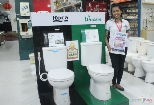 Karyawan menunjukkan dua kloset produk baru dari Graha Bangunan.(Foto : Aunur Rofiq/BlitarTIMES)