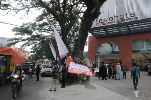 kendaraan yang parkir di pinggir jalan depan Fave Hotel Tlogomas karena lahan parkir yang tidak memadahi