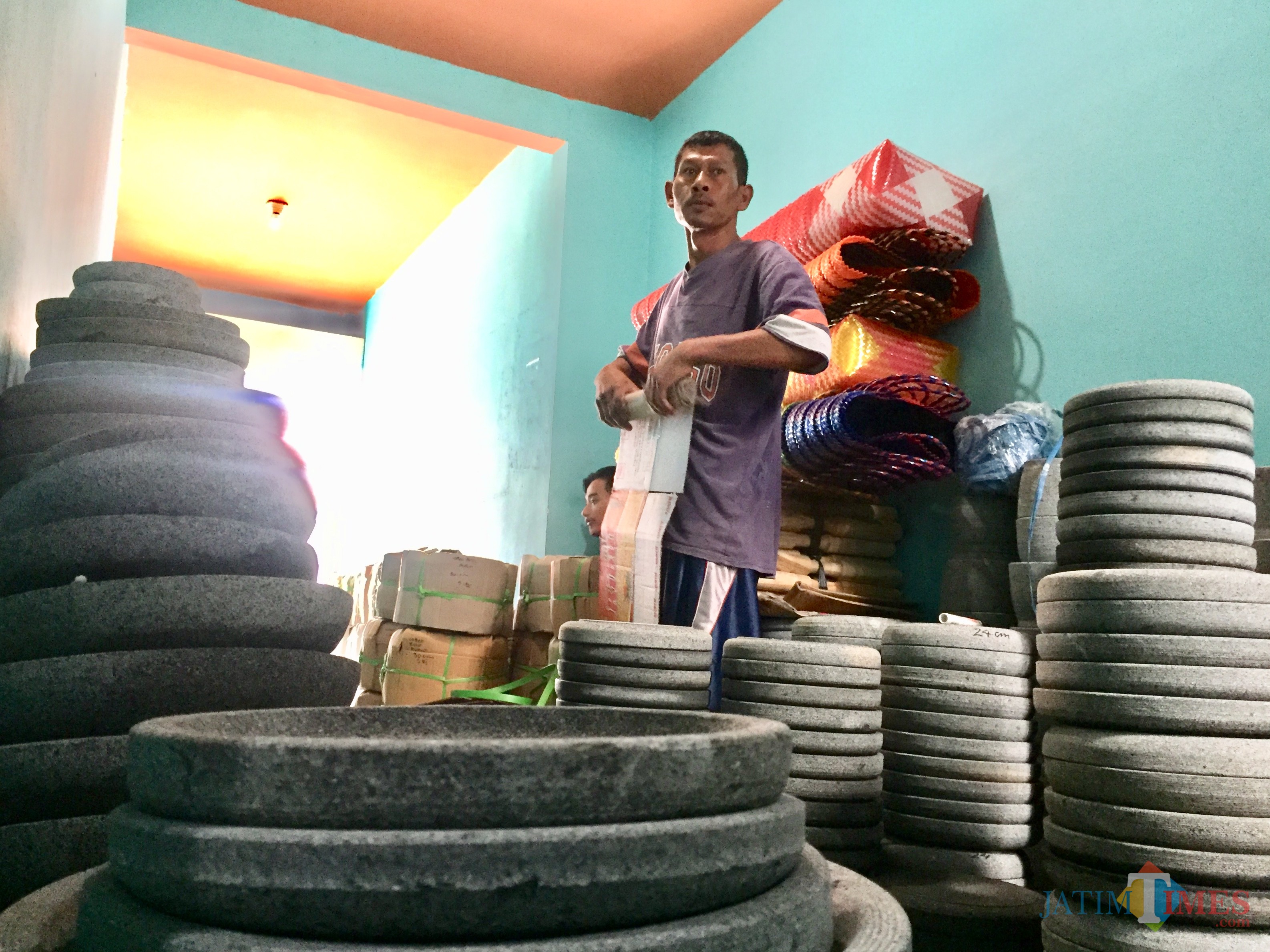 Produk cobek batu menjadi salah satu hasil produksi Mursid di Dusun Rejoso Desa Junrejo Kecamatan Junrejo. (Foto: Irsya Richa/MalangTIMES)