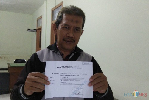 Salah satu pendaftar dalam seleksi terbuka jajaran direksi PDAM Kota Malang, Hardyanto saat menunjukkan bukti pendaftaran. (Foto: Nurlayla Ratri/MalangTIMES)