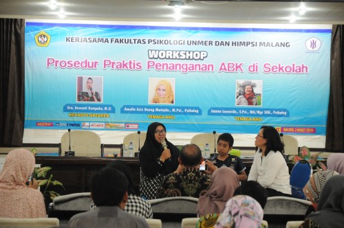Jeanne Leonardo, psikolog klinis Yayasan Bhakti Luhur, saat mendengarkan cerita dari salah satu orang tua yang hadir.