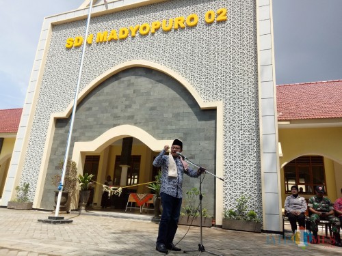 Wali Kota Malang Sutiaji saat memberi sambutan di SDN Madyopuro 2. (Foto: Imarotul Izzah/MalangTIMES)