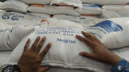 Ilustrasi, beras asal luar negeri yang tersimpan di Gudang Bulog Sub Divre Malang (Foto: Nurlayla Ratri/MalangTIMES)