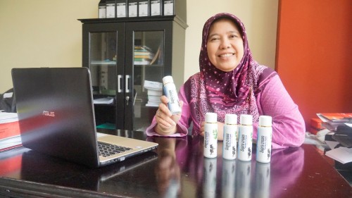 Prof. Dr. drh. Lili Zalizar, M.S. memegang produknya, Supra cream. (Foto: Aan/Humas)