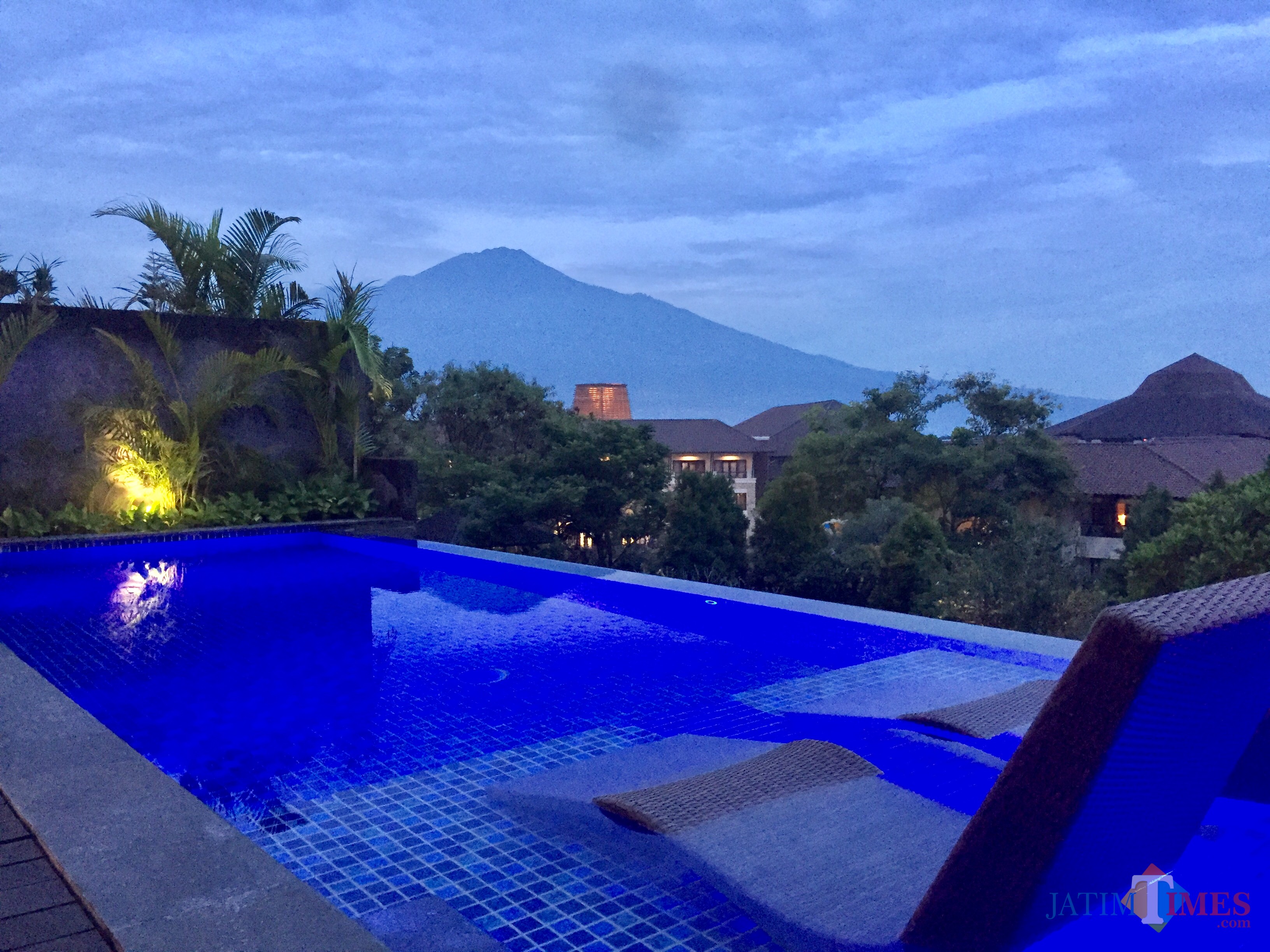 Fasilitas kolam renang dengan pemandangan Gunung Arjuna di The Singhasari. (Foto: Irsya Richa/MalangTIMES)