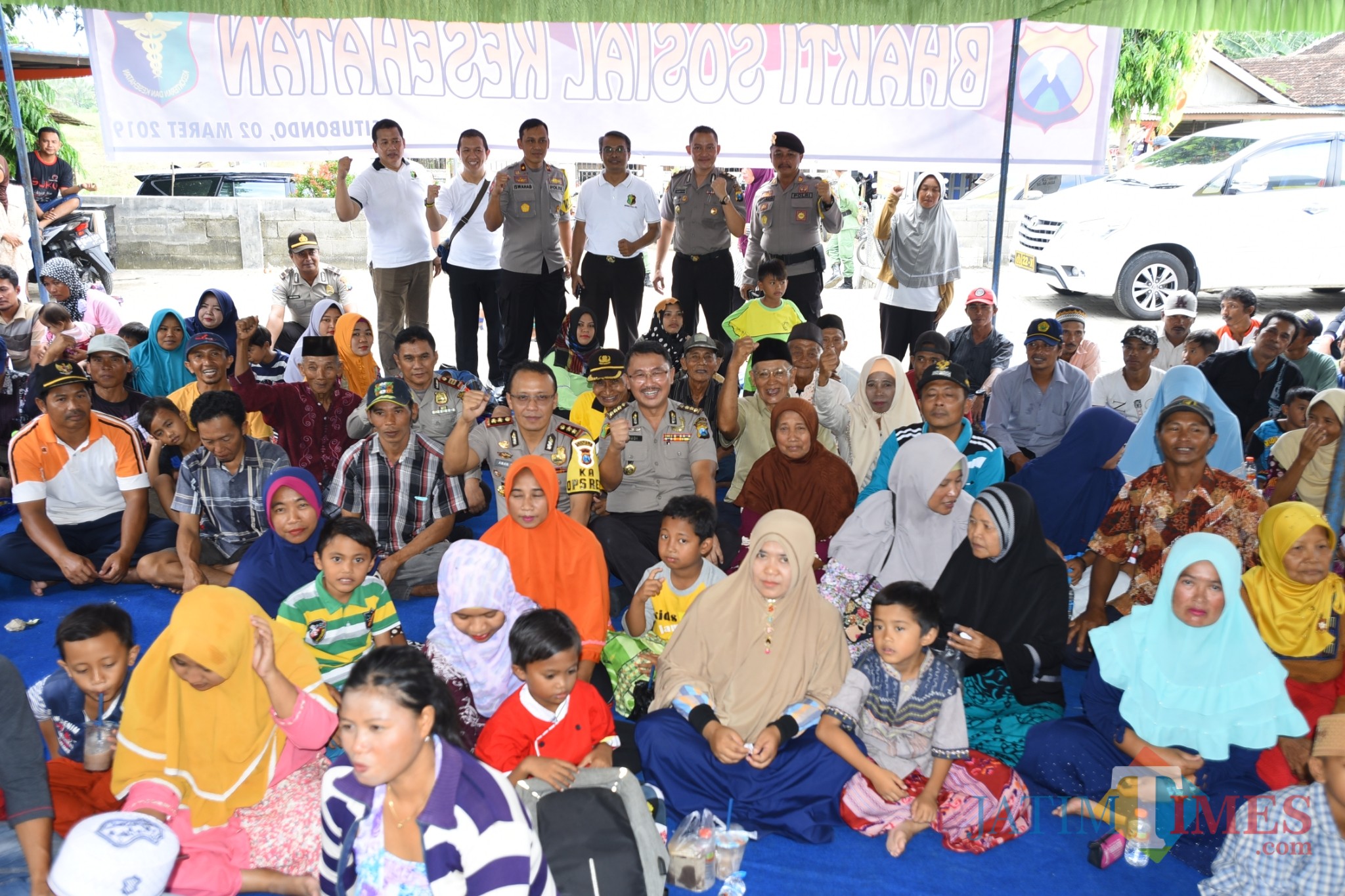 Suasana bakti sosial kesehatan dan sunatan masal di Desa Ketowan yang diselenggarakan Polda Jatim (Foto: Heru Hartanto/Situbondo TIMES)