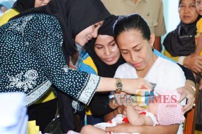 Ipuk Fiestiandani Azwar Anas (istri Bupati Banyuwangi) saat mengunjungi salah satu posyandu di wilayah Banyuwangi