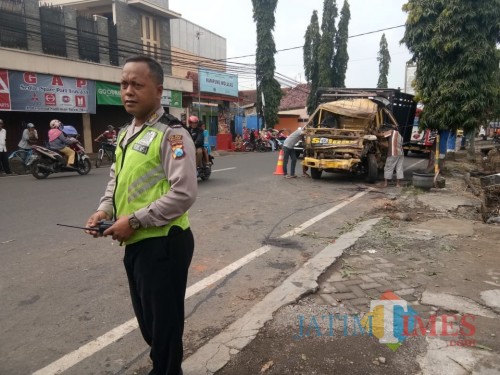 Truk penangkut pasir saat dievakuasi petugas usai terlibat kecelakaan tunggal, Kecamatan Turen (Foto : Istimewa)