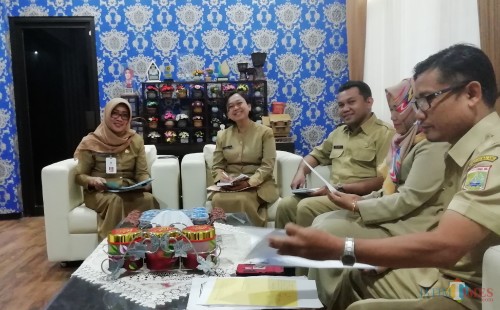 Kepala Disperindag Kabupaten Malang Pantjaningsih Sri Redjeki (kiri) bersama staf di ruang kerjanya. (Nana)