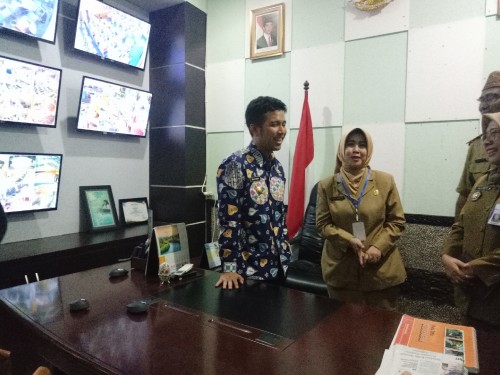 Emil Dardak pantau USBN melalui cctv di SMAN 8 Malang. (Foto: Imarotul Izzah/MalangTIMES)