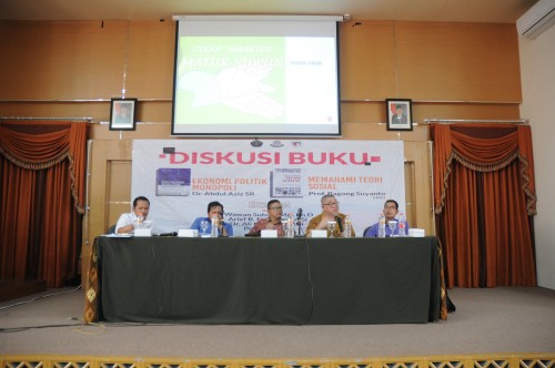 Dr. Abdul Aziz S.R. dosen ilmu politik UB (kiri) dan Prof. Bagong Suyanto salah satu guru besar di unair Surabaya (dua dari kiri) saat diskusi buku di UB