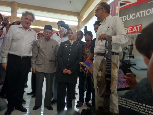 Bupati Kediri Hj Haryanti Sutrisno bersama kedutaan Besar Inggris (kanan) saat peluncuran TOT. (eko Arif s /JatimTimes)
