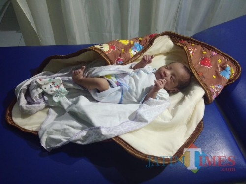 Bayi berjenis laki-laki yang dibuang saat menjalani perawatan di RS. (eko Arif s /JatimTimes)
