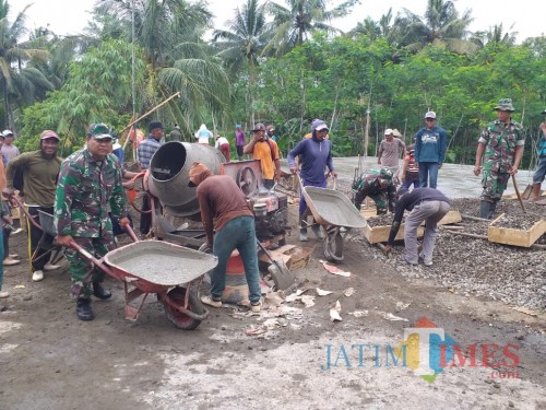 Gotong royong bangun masjid anggota Koramil Panggungrejo dan warga