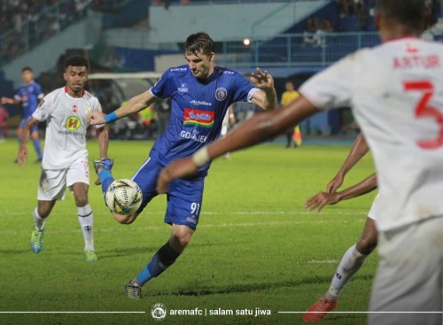Pavel Smolyachenko ketika akan melakukan shooting (official Arema FC)