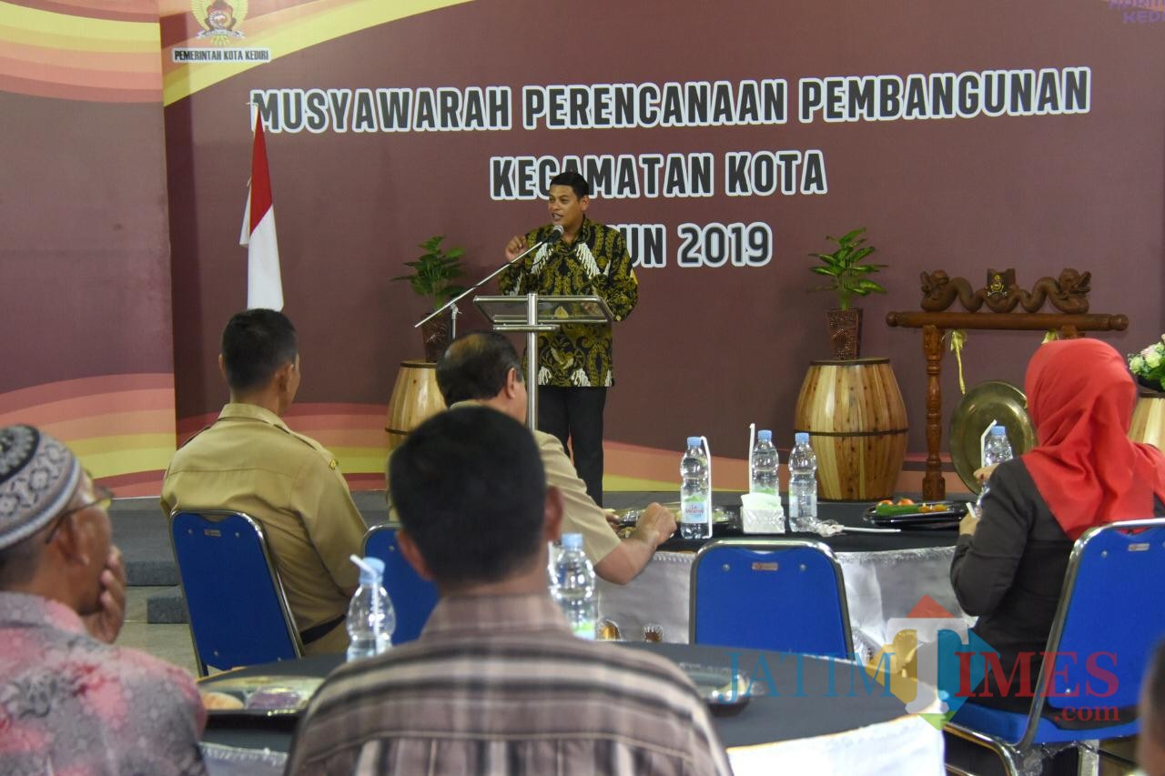 Walikota Kediri Abdullah Abu Bakar saat mengikuti Musrenbang. (eko Arif s /JatimTimes)