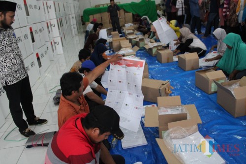 Sejumlah petugas pelipatan surat suara di gudang logistik KPU Jombang, Jl KH Hasyim Asy'ari, Kelurahan Kaliwungu, Kecamatan Jombang. (Foto : Adi Rosul / JombangTIMES)