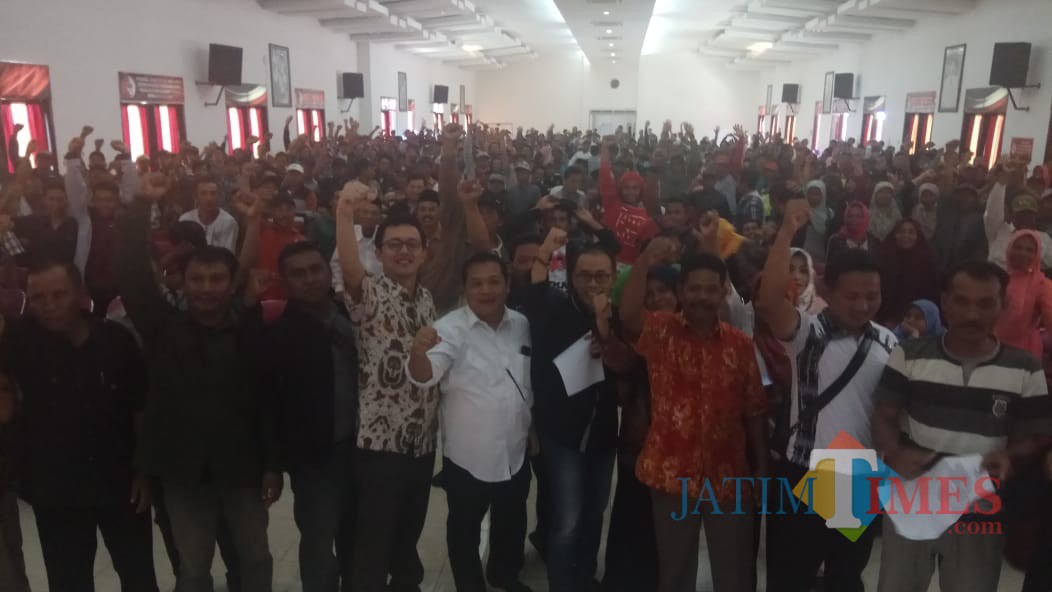Komisioner Komnas HAM Deka Ulung Hapsari berfoto bersama para petani dalam deklarasi Serikat Tani Banyuwangi