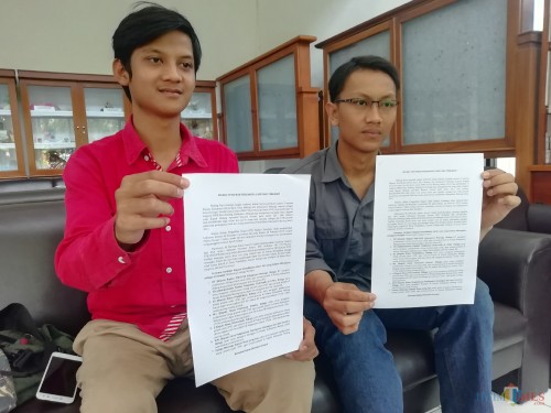 Eki M (kiri) dan Joe dari MCW saat memperlihatkan press rilis terkait dugaan adanya aktor lain dalam kasus suap dan gratifikasi (Nana)