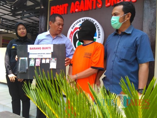Mochammad Sholeh (baju orange) tersangka peredaran narkoba saat sesi rilis di Polres Malang, Kabupaten Malang (Foto : Ashaq Lupito / MalangTIMES)