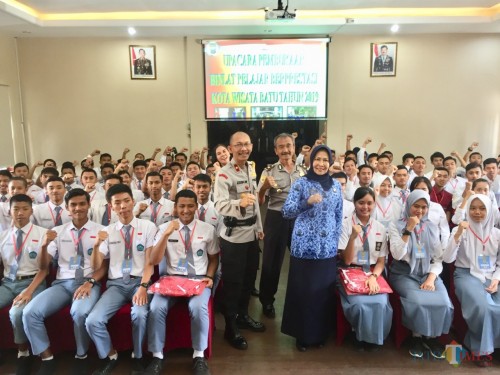 Para pelajar SMA/SMK berprestasi saat berada di Polres Batu. (Foto: Irsya Richa/MalangTIMES)