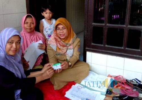 Pembagian kartu BPJS di Surabaya.