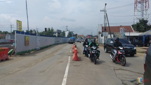 Arus lalu lintas di kawasan jembatan underpasskaranglo tol Malang-Pandaan yang terpantau lancar (Pipit Anggraeni/MalangTIMES)