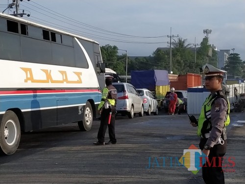 Petugas kepolisian saat memantau kondisi lalu lintas jembatan underpass Karanglo, Kecamatan Singosari, Selasa (5/3/2019) (Foto : Satlantas Polres Malang for MalangTIMES)