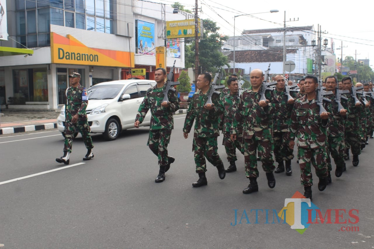 Prajurit Kodim 0818/Blitar bersamangat olahraga jalan sehat