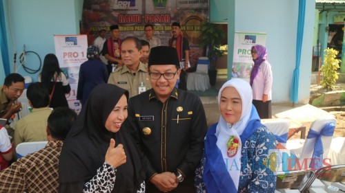 Wali Kota Malang Sutiaji (tengah) saat berfoto bersama warga di Pasar Bunulrejo. (Foto: Humas Pemkot Malang for MalangTIMES)