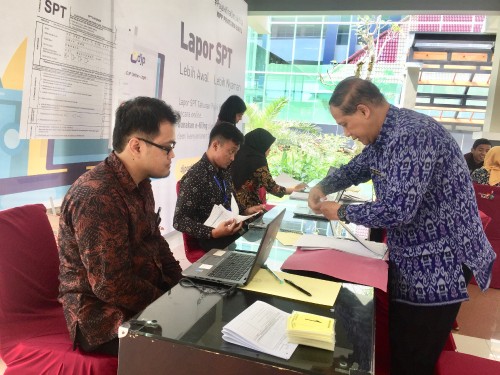 Petugas saat melayani ASN yang melaporkan SPT di Pendopo, Balai Kota Among Tani, Selasa (5/3/2019). (Foto: Irsya Richa/MalangTIMES)
